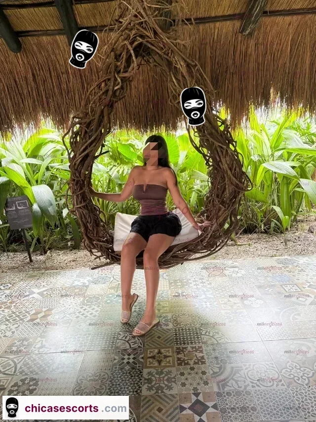 Foto de Hermosa Joven Con Caricias Y Besos Apasionados — foto de perfil verificado