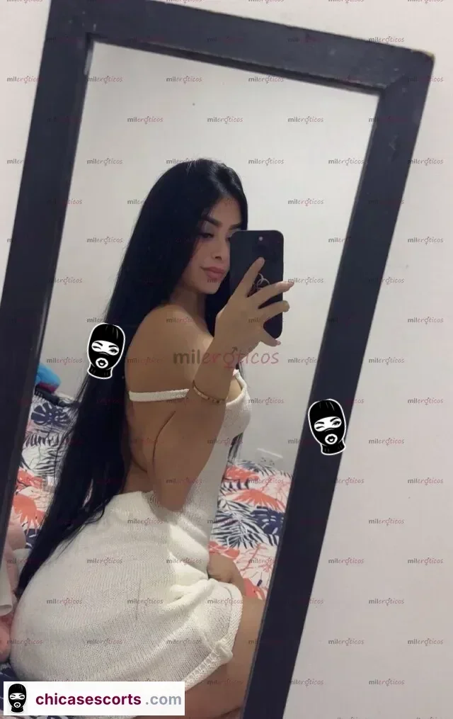 Foto de Ariana Hermosa Rampunzel Que Te Atrapa Con Su Bello Pelo Negro Hasta Sus Nalgas — imagen 3